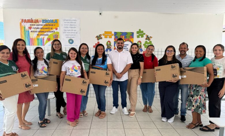 Prefeitura de Belém do Brejo do Cruz entregou notebooks a professores da rede municipal