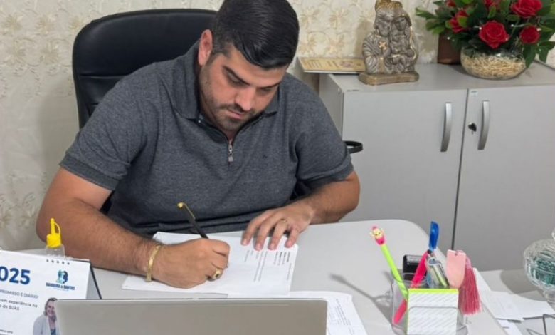 Prefeito de Belém do Brejo do Cruz adere à 8ª edição do selo “Prefeito Amigo da Criança” (2025/2028)